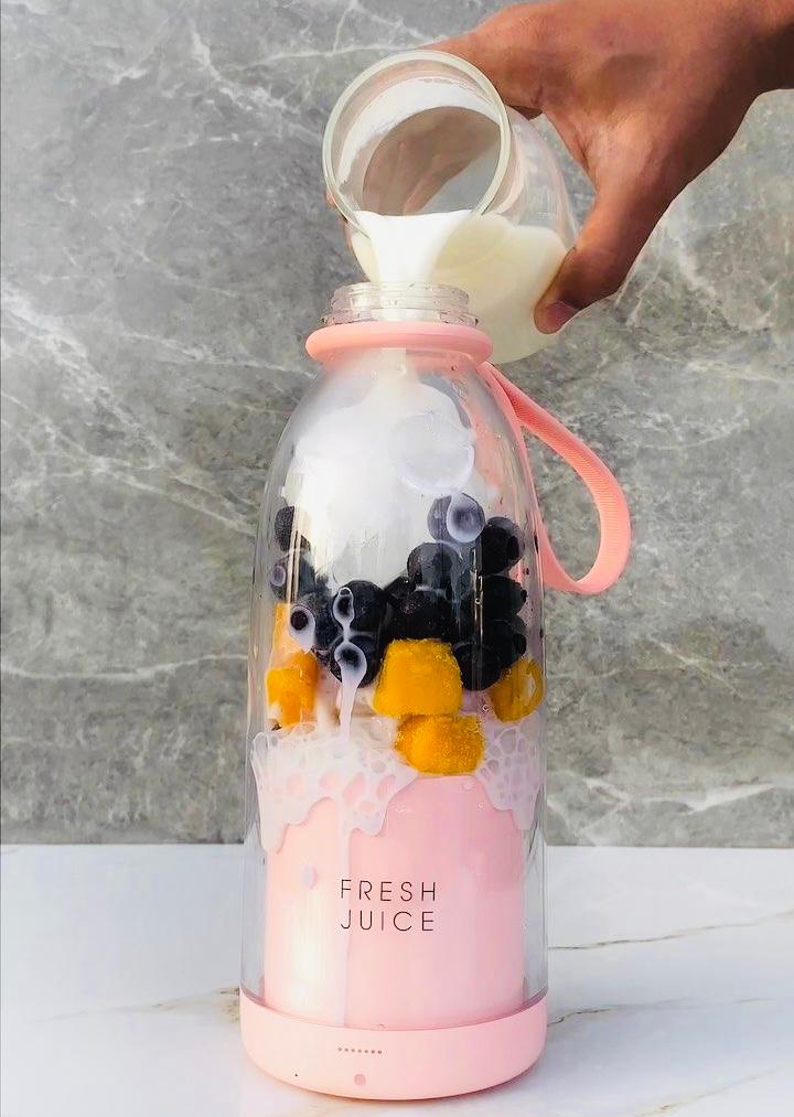 The Modern Habitat™Portable mini juicer blenderخلاط عصير صغير محمول